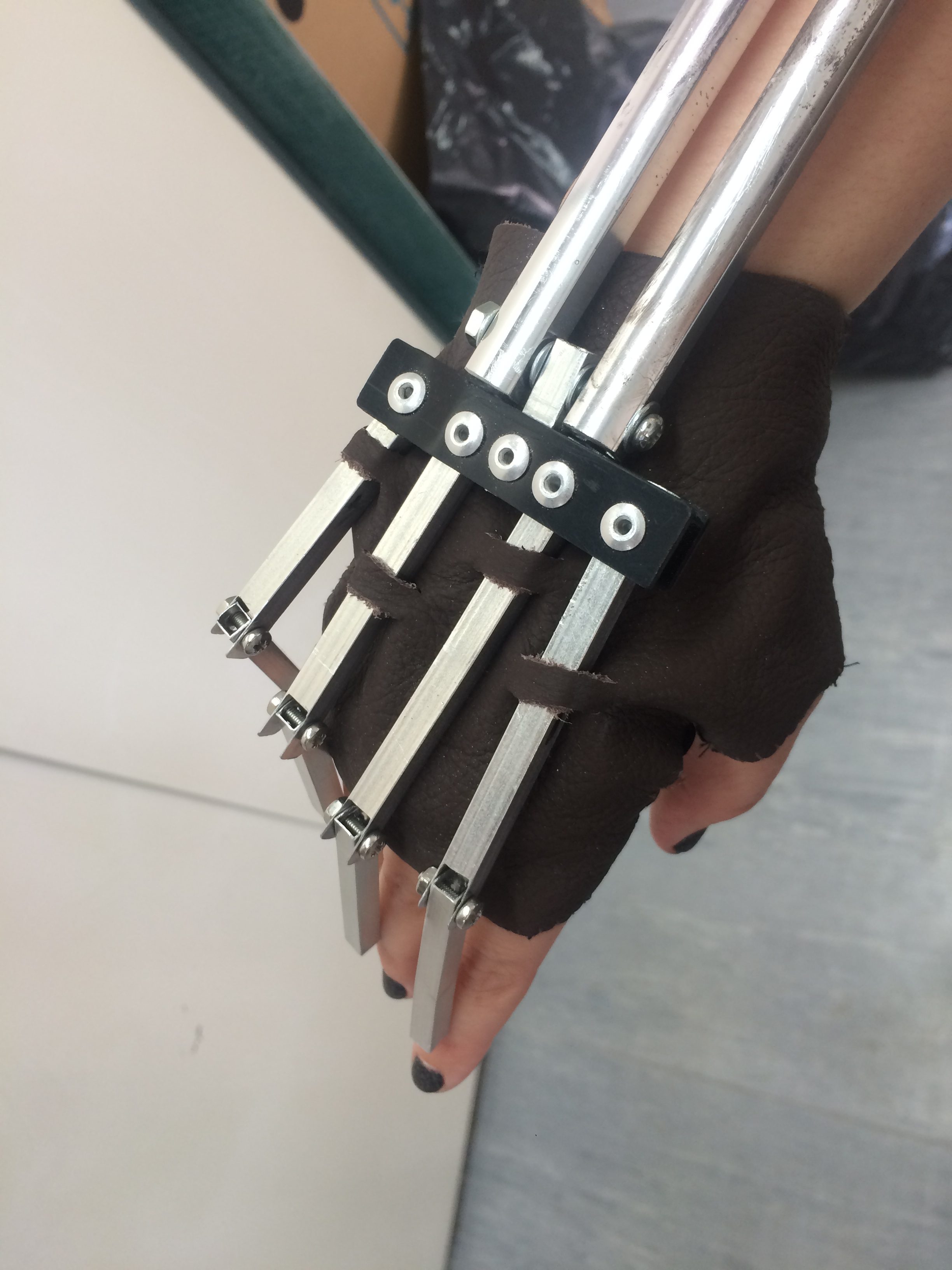Leather glove with aluminium riveted hinged hand brace